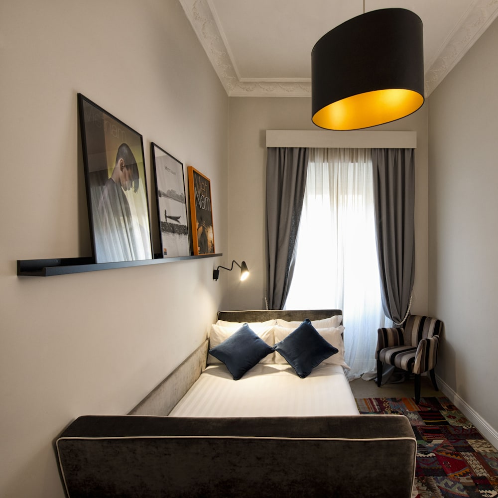 The Independent Suites 20/51