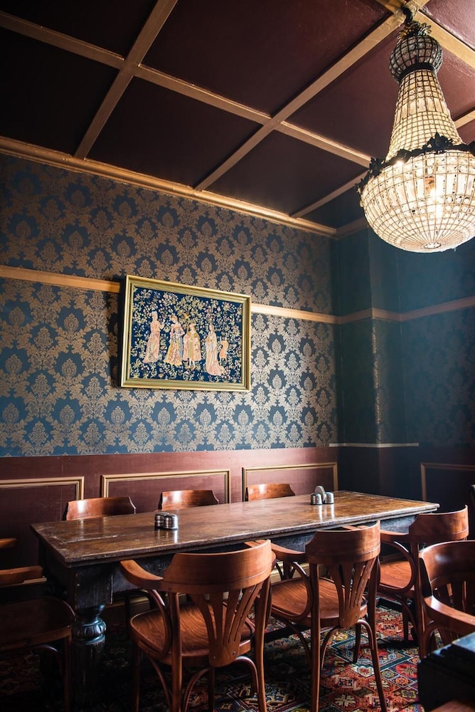 Shakespeare Hotel Surry Hills 34/37