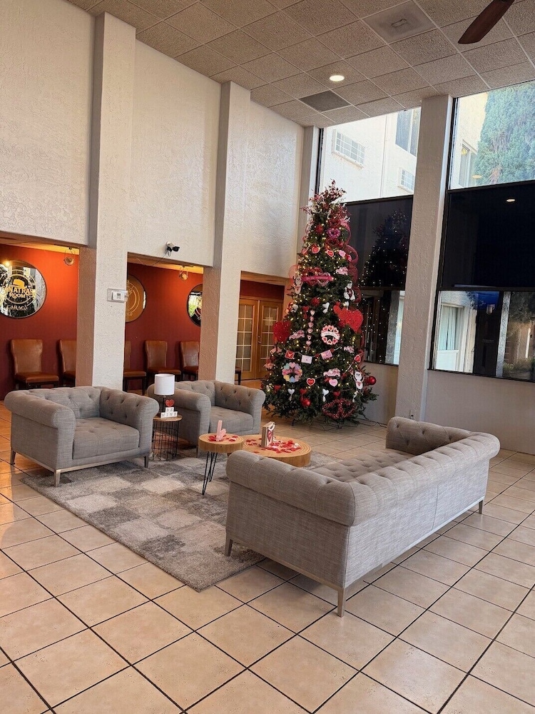 Mariposa Hotel 41/58