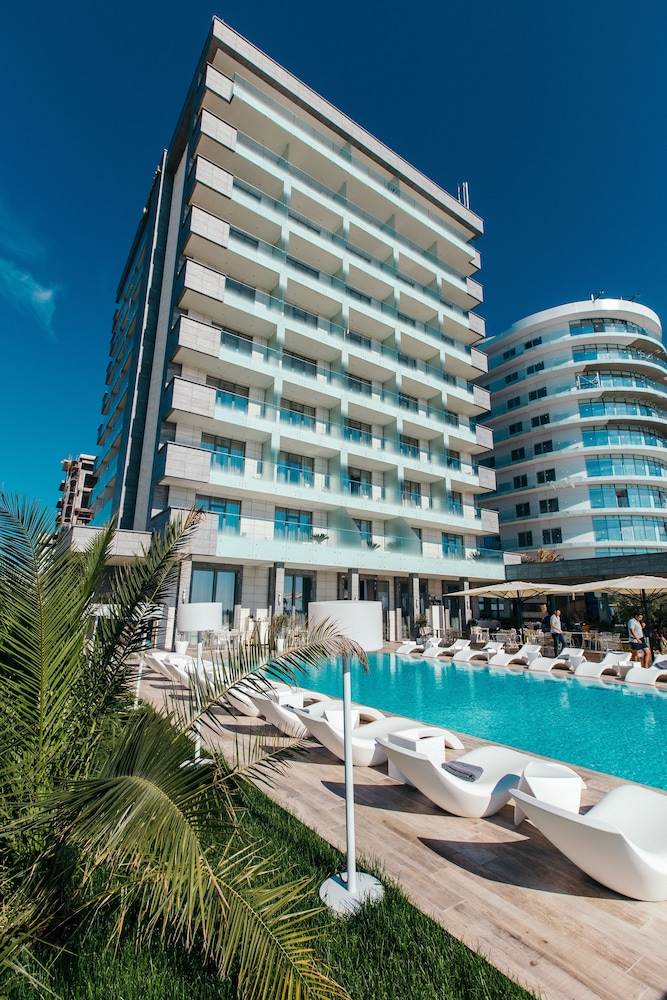 Hotel Opera Mamaia 66/70