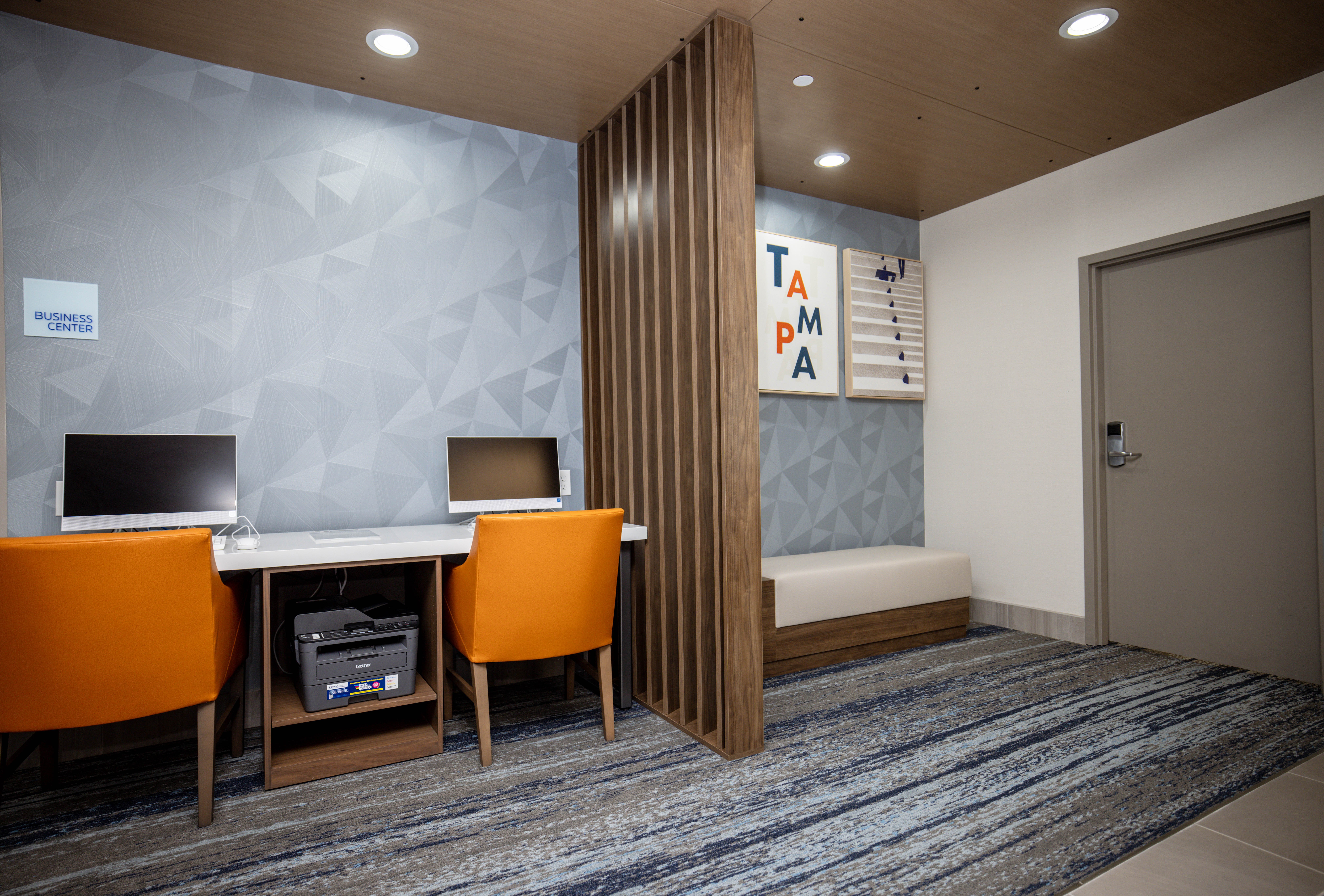 Holiday Inn Express & Suites Tampa Stadium Airport Area 27/36