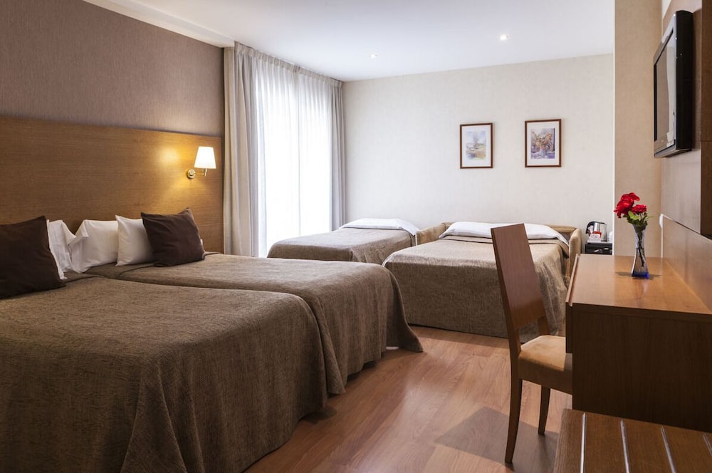 ROOM, QUADRUPLE