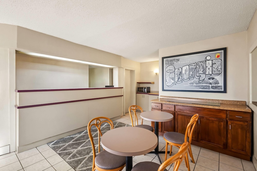 Super 8 by Wyndham Commerce 25/45