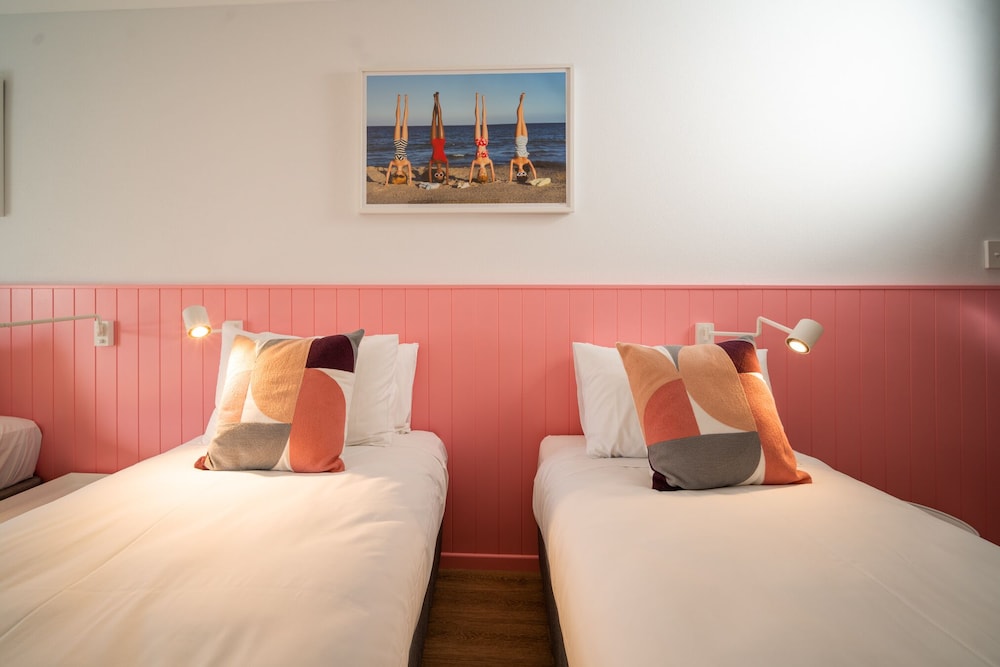 ROOM, TWIN BEDS