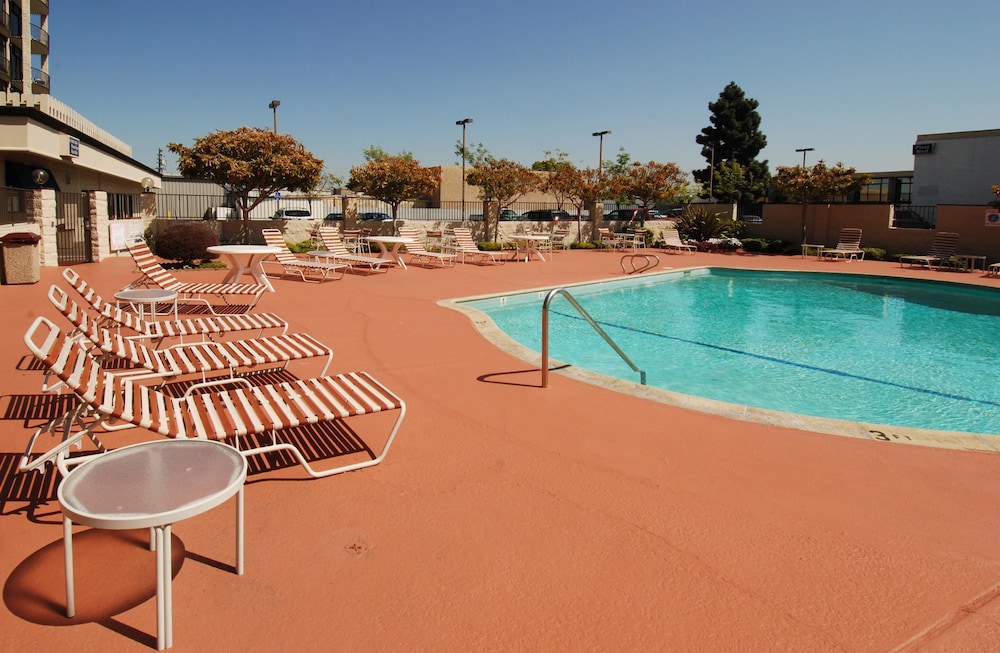 Oakland Airport Executive Hotel 39/65