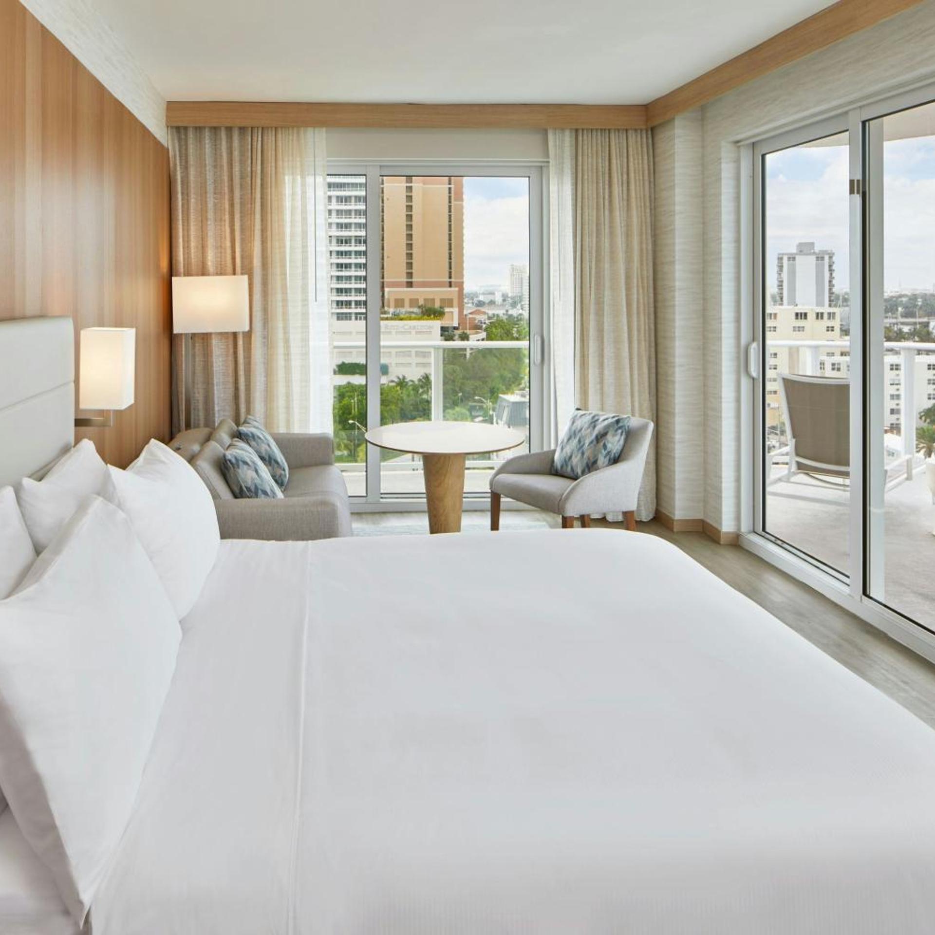 Room, King Bed, Wraparound Balcony