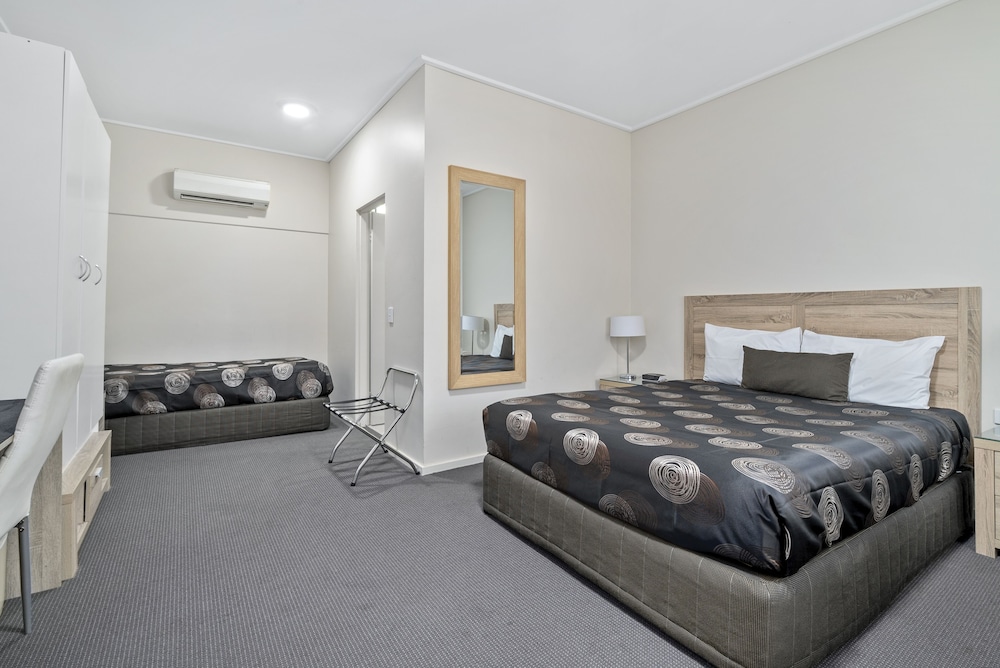 Deluxe, 1 Queen and 1 Single Bed, Courtyard Area