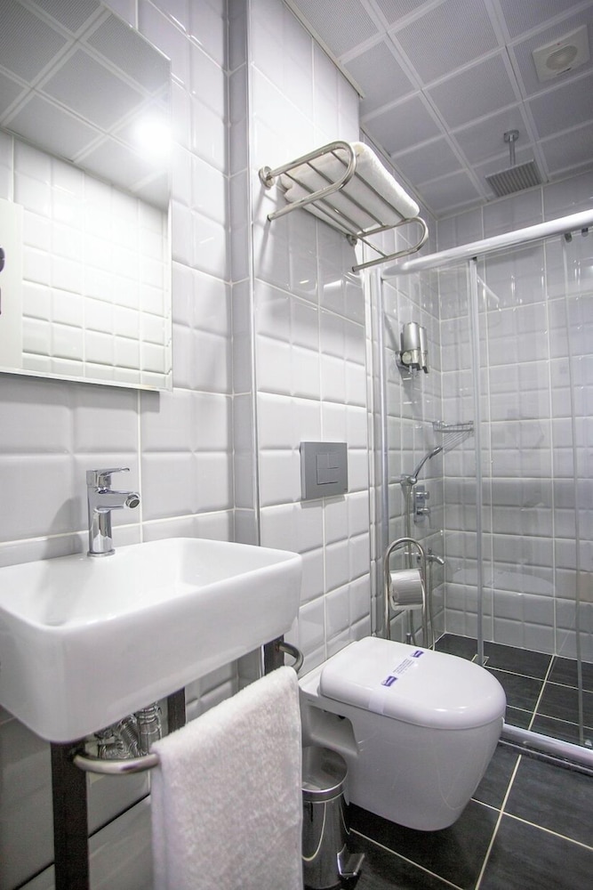 Uzer Otel 16/18