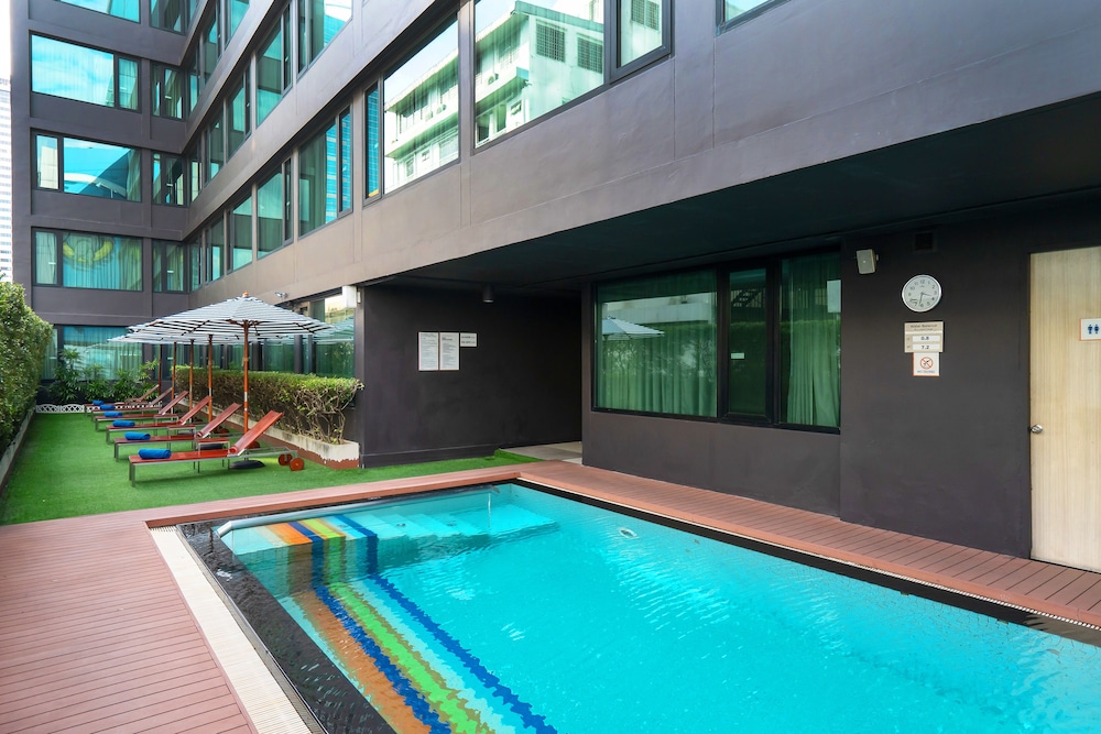 Vic3 Bangkok Hotel 72/74