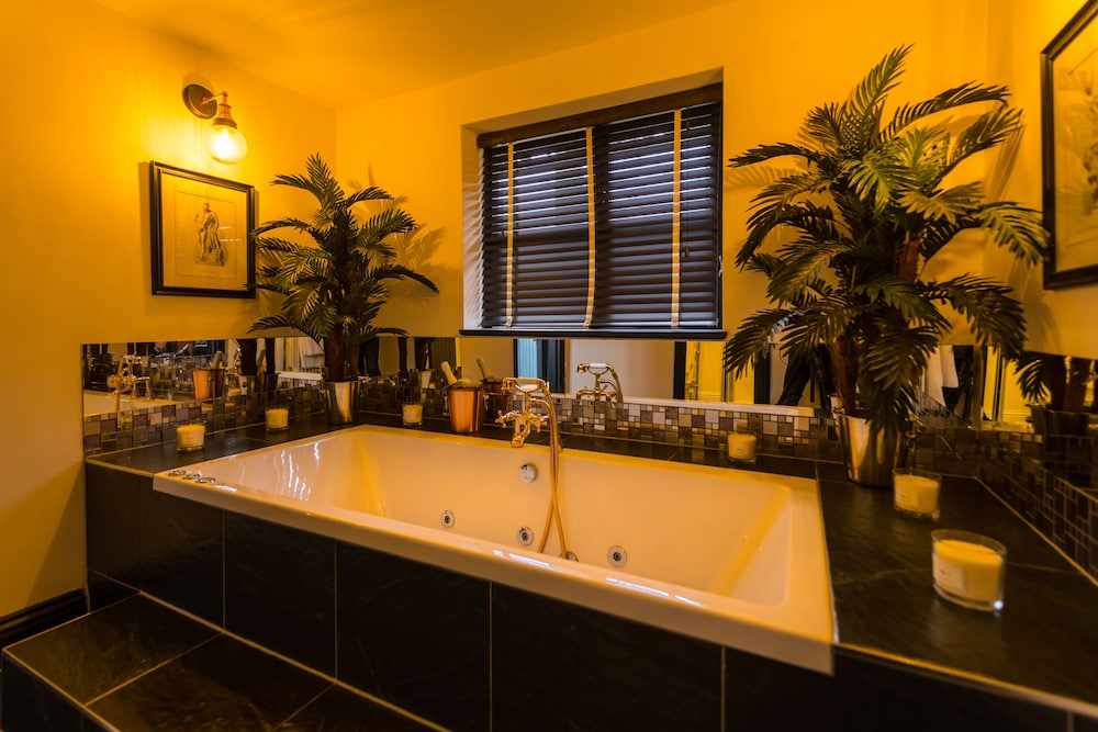 The Queens Arms Hotel 30/32