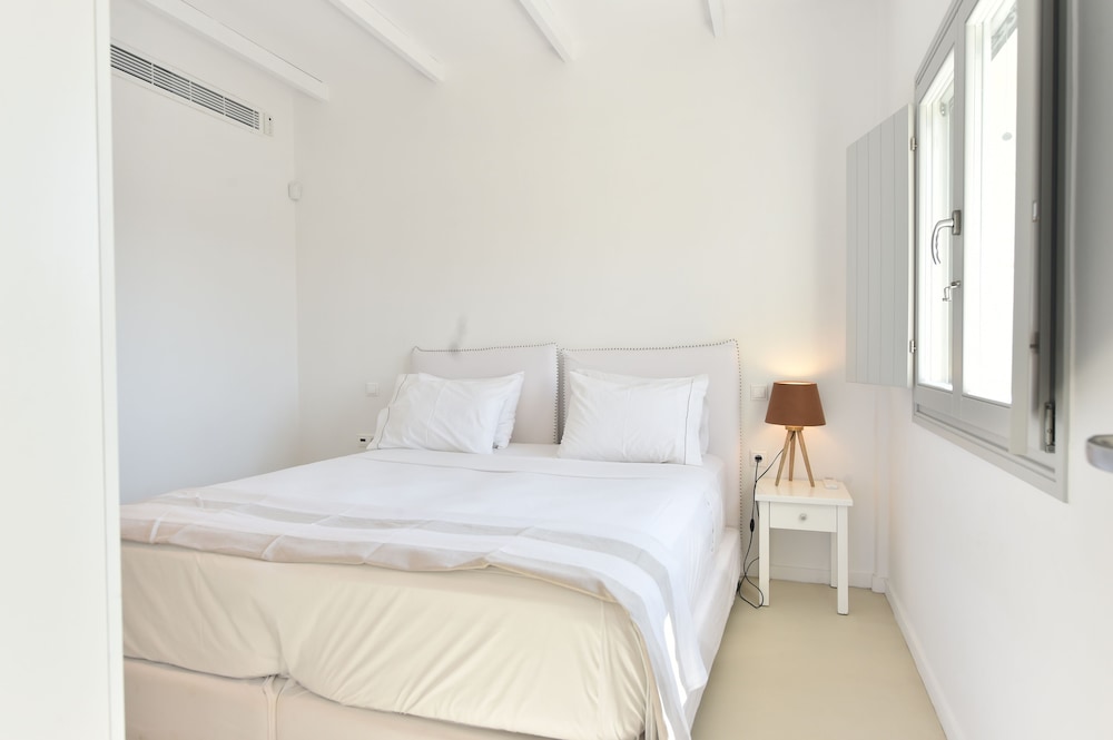 AMBASSADOR LUXURY VILLAS 2/50