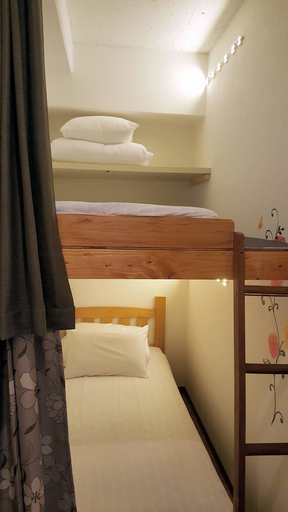 FEMALE DORM, FEMALE ONLY, BASIC, SHARED BATHROOM