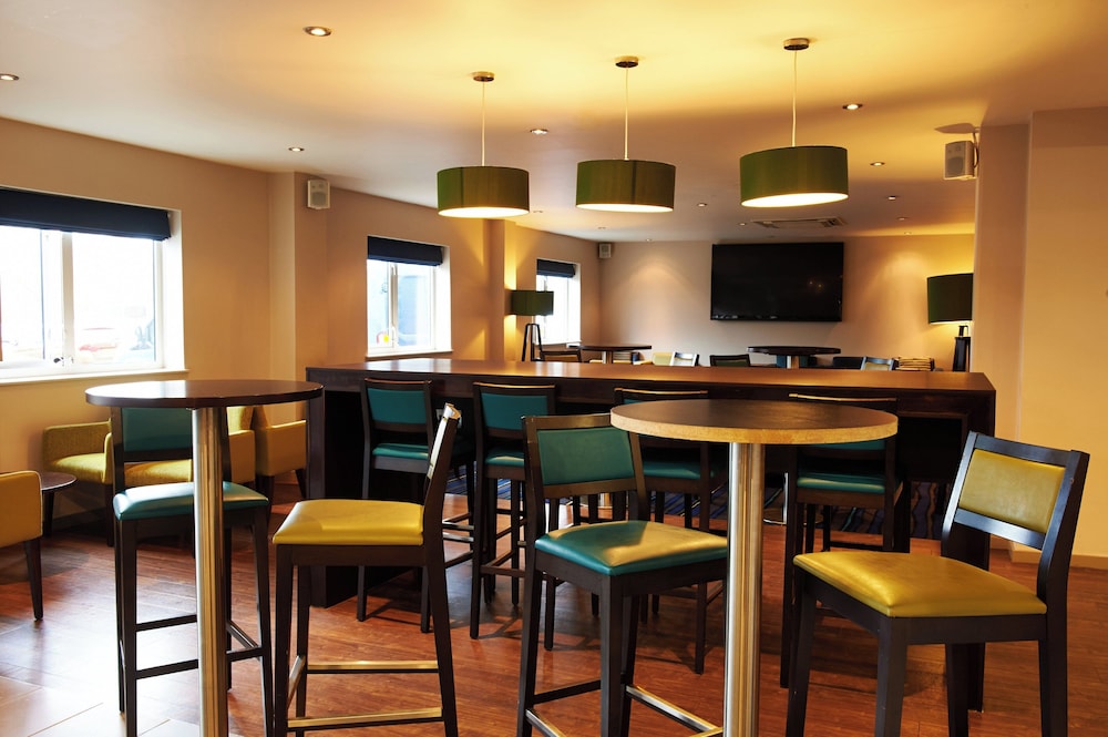 Holiday Inn Express Manchester Airport 62/74