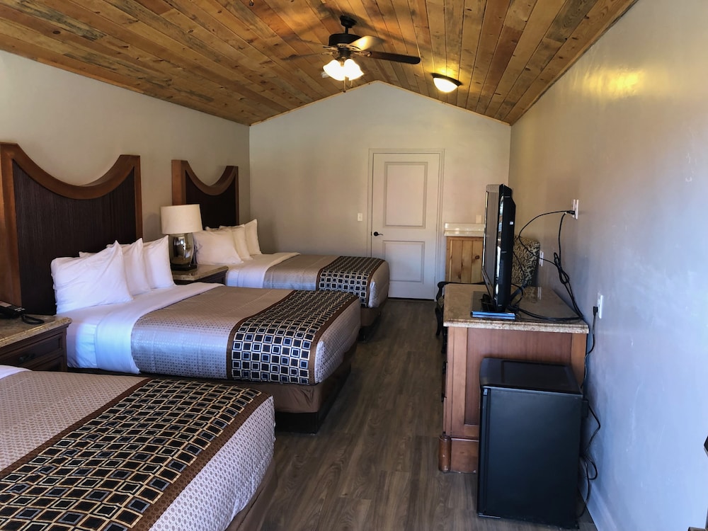 Deluxe, Triple, 3 Queen Beds, Accessible