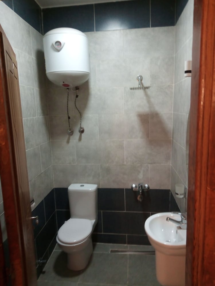 ROOM, SINGLE, PRIVATE BATHROOM