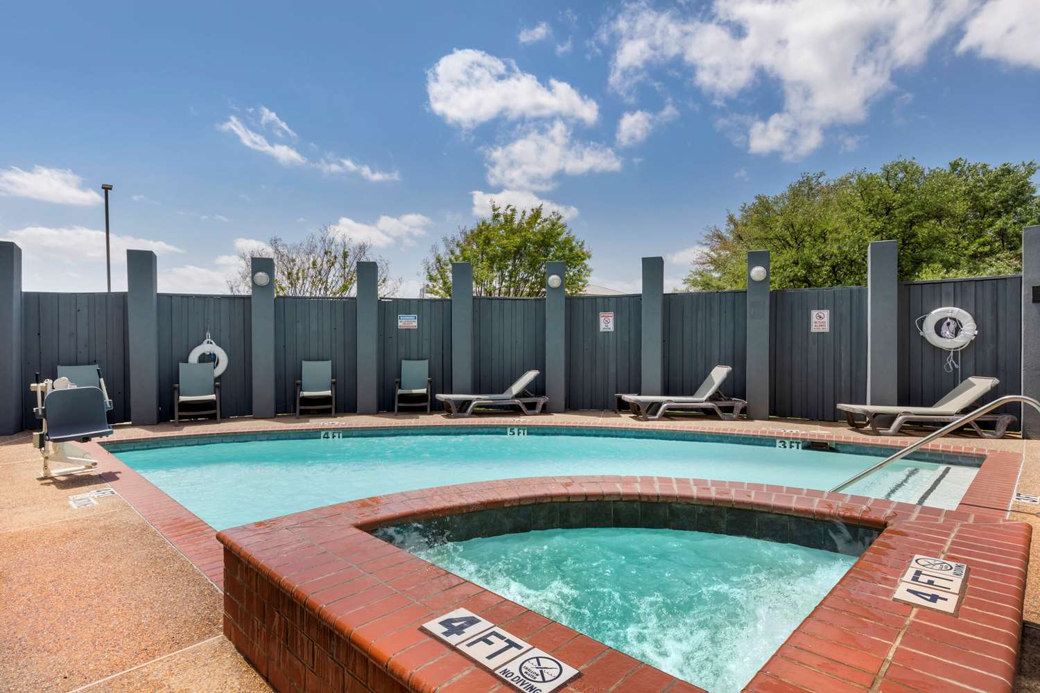 Comfort Suites DFW Airport 15/16