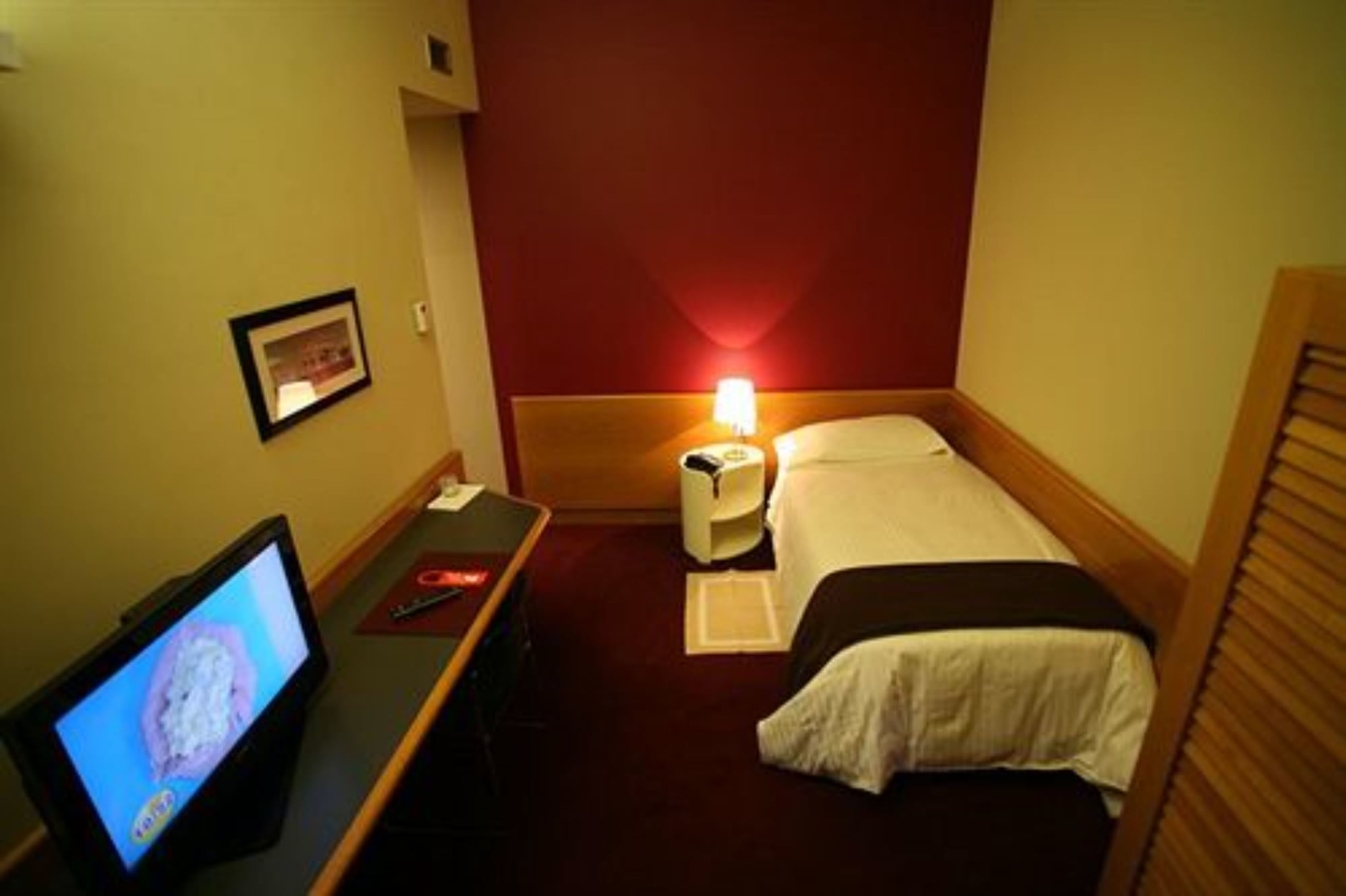 ROOM, SINGLE