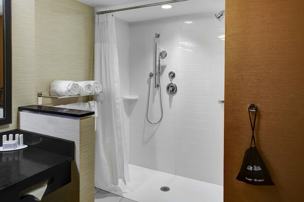 Fairfield Inn And Suites Cape Cod Hyannis 10/38