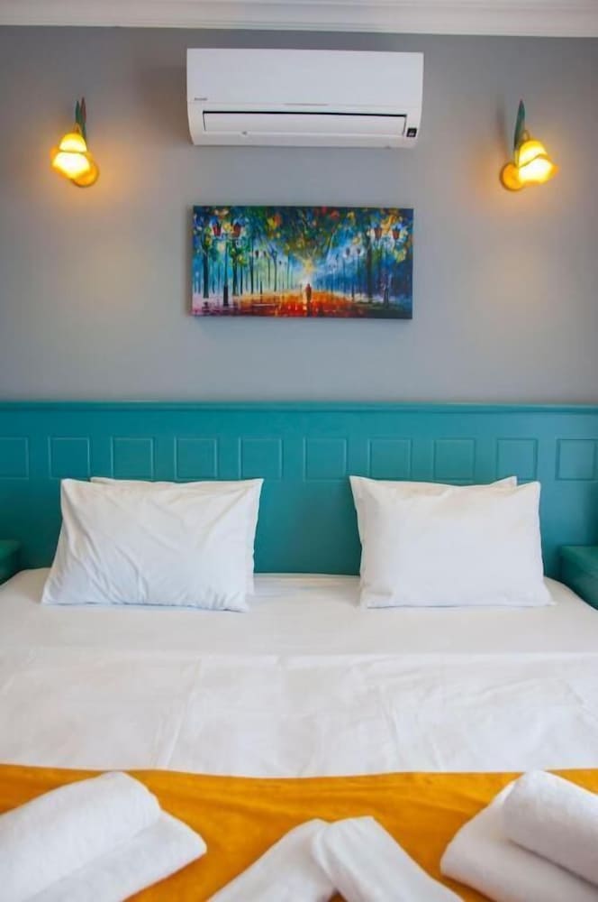 Room Room Motel 12/32