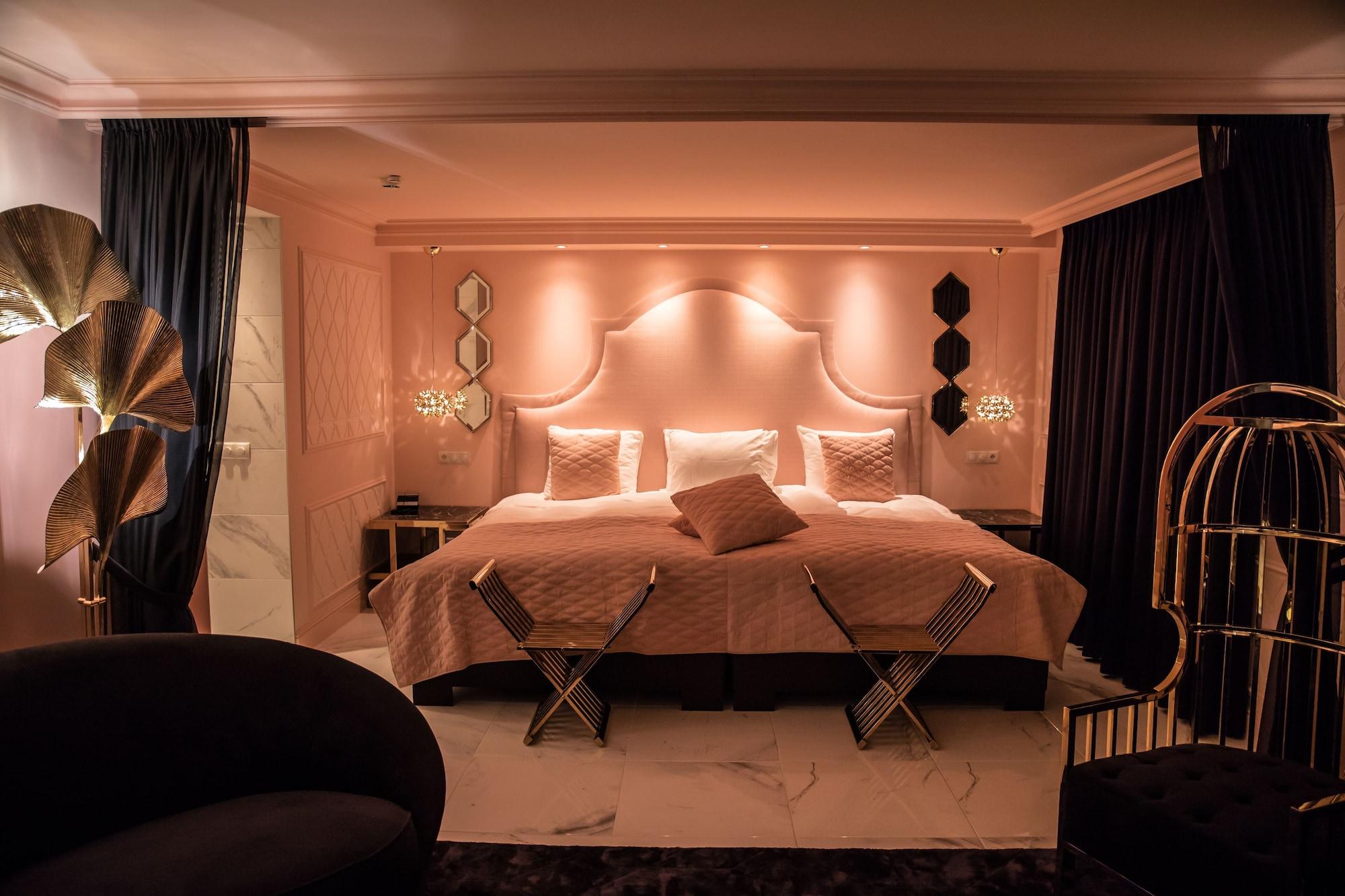 Grand, Emperor, Suite