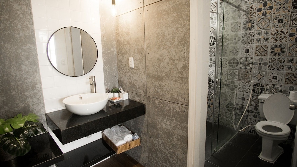 Cuu Kim Son Hotel 42/43