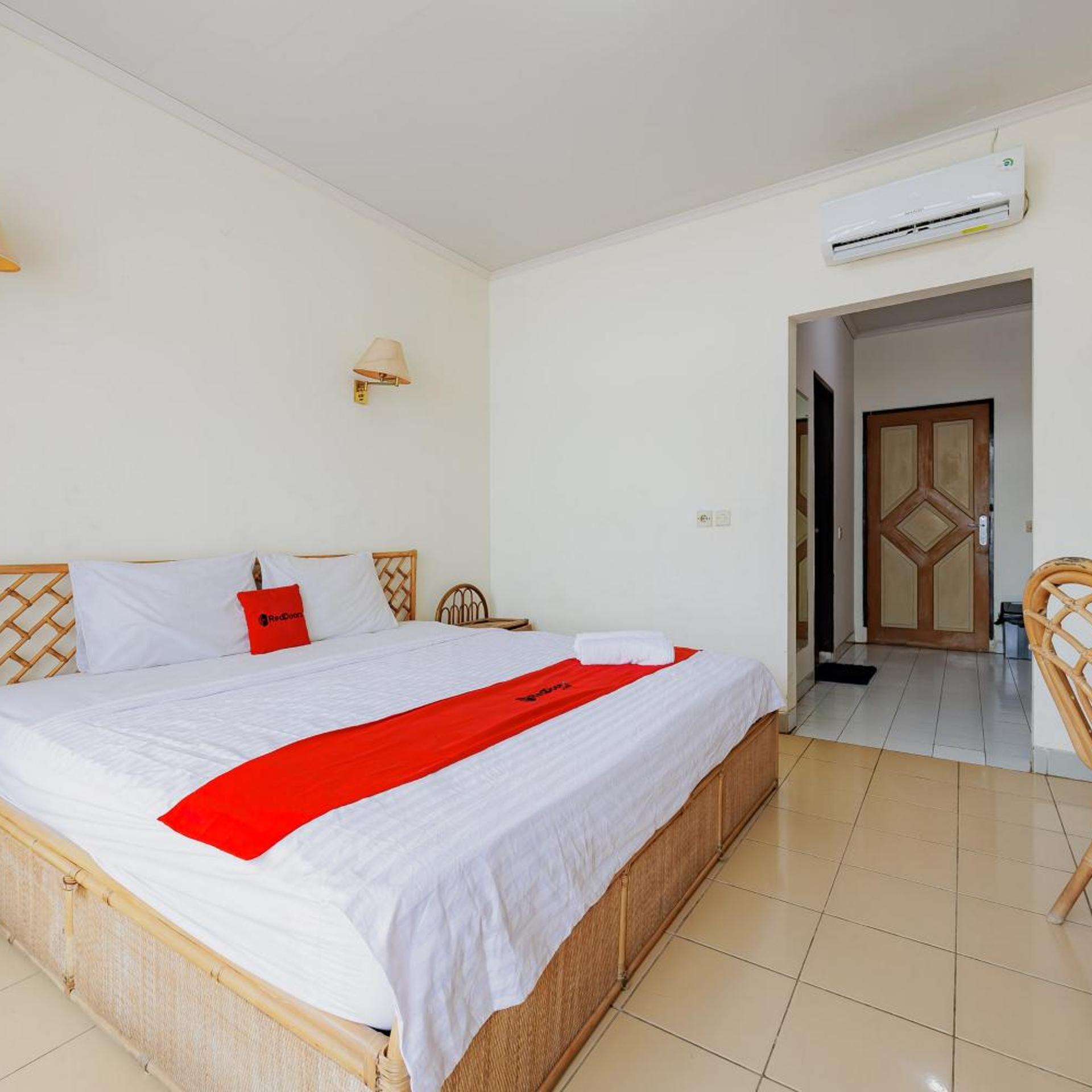 RedDoorz Plus near Tugu Mercusuar Anyer 15/50