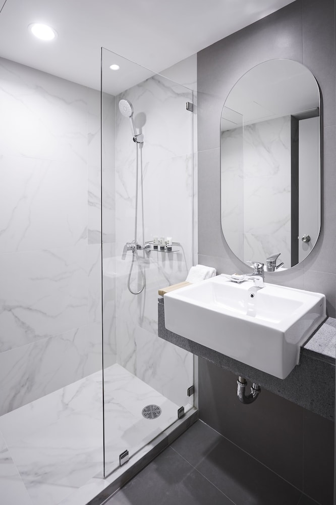 56 Surawong Hotel Bangkok 65/66