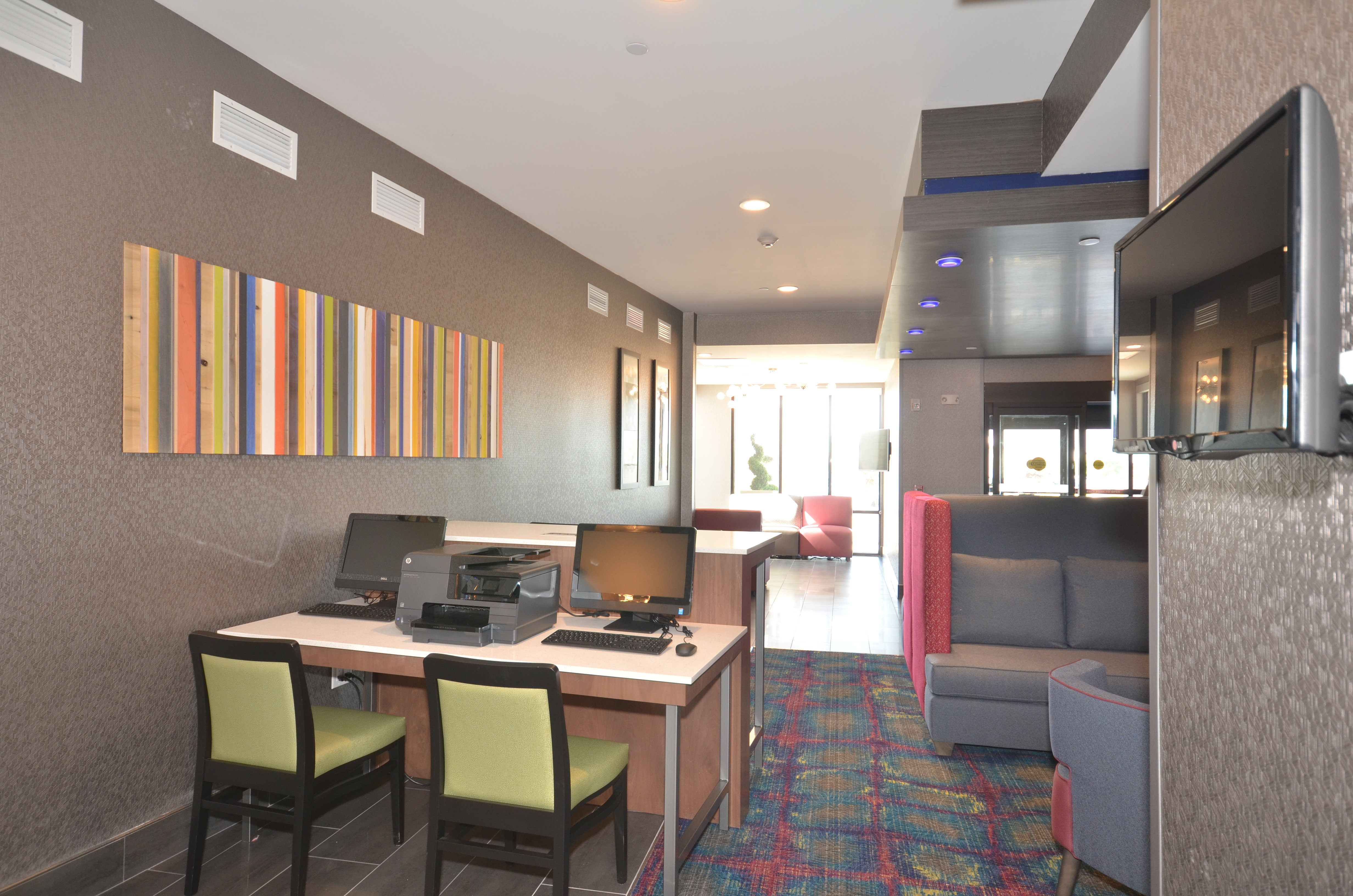 Holiday Inn Express & Suites Oklahoma City Mid - Arpt Area 20/25