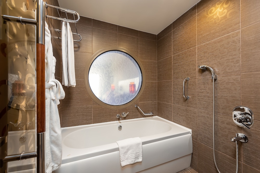Golf Suite, Queen and Twin Beds