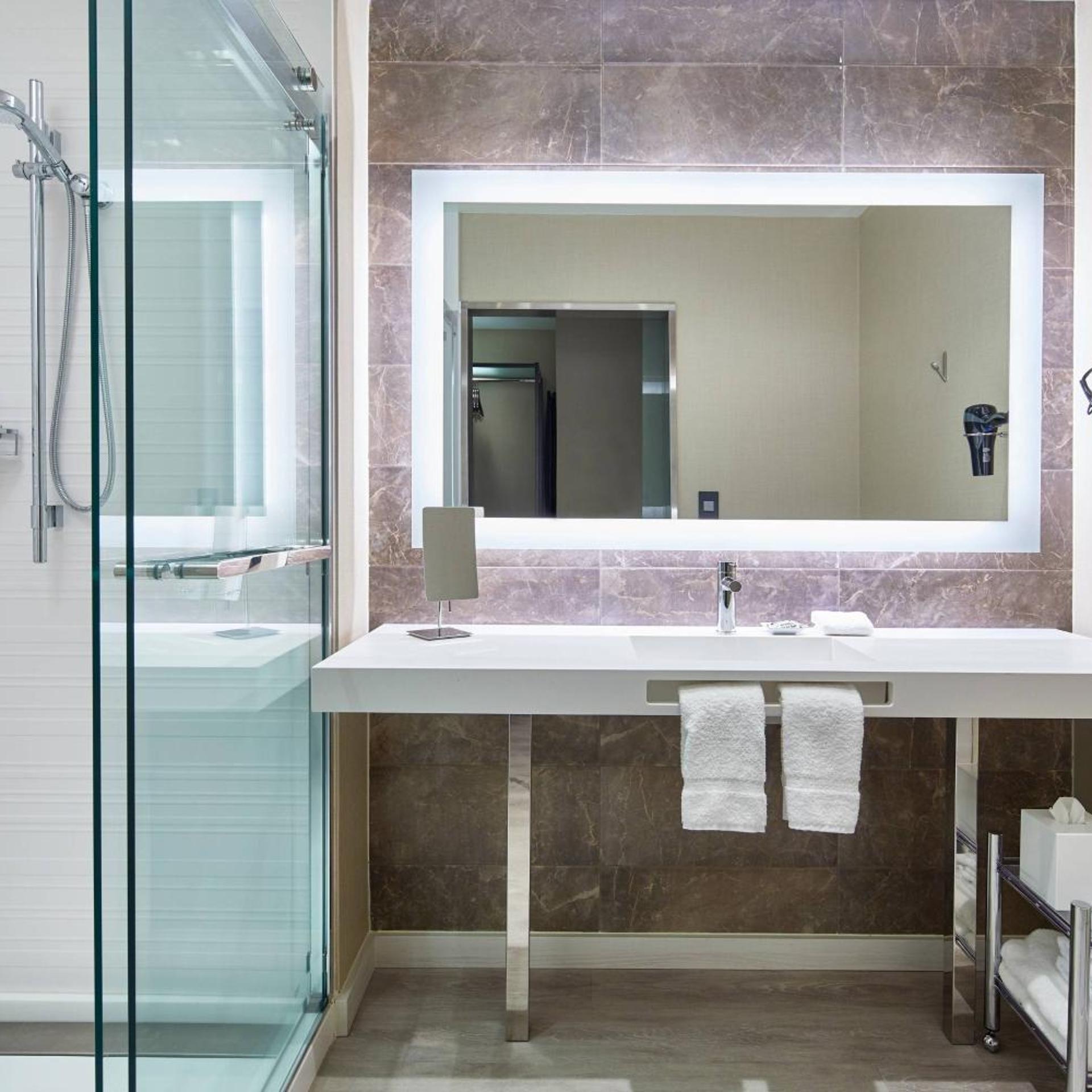غرفة بسريرين كوين بحوض استحمام لذوي الإعاقة، AC Hotel by Marriott Greenville 3/5