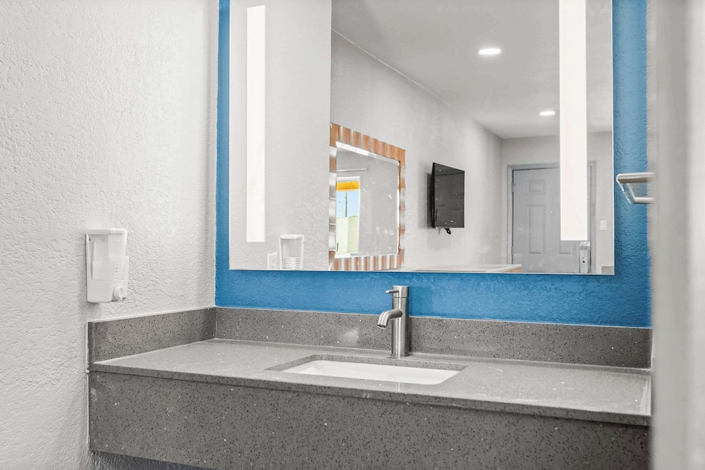 Econo Lodge Inn & Suites Sealy 50/52