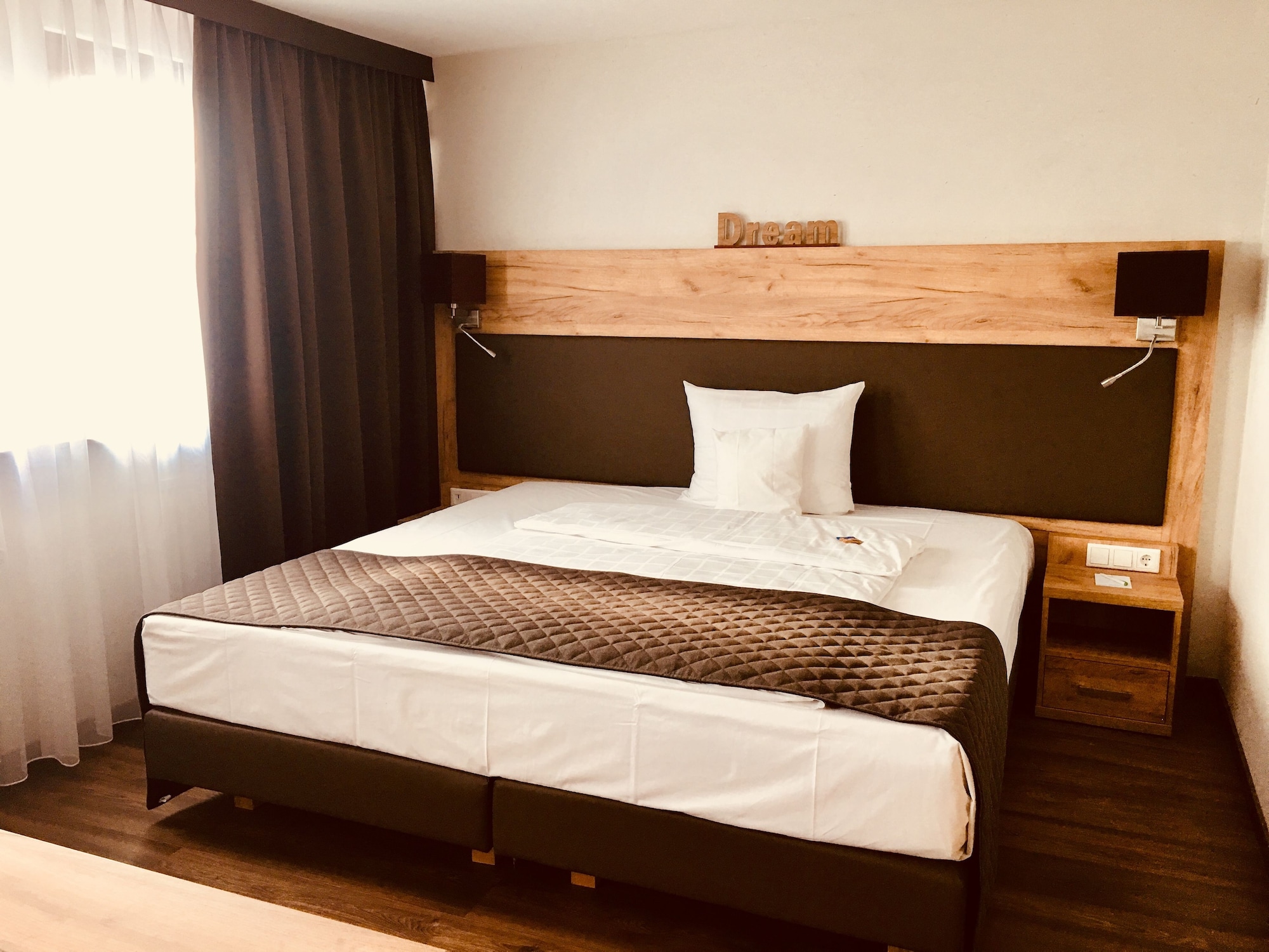 ROOM, SINGLE, FRENCH BED