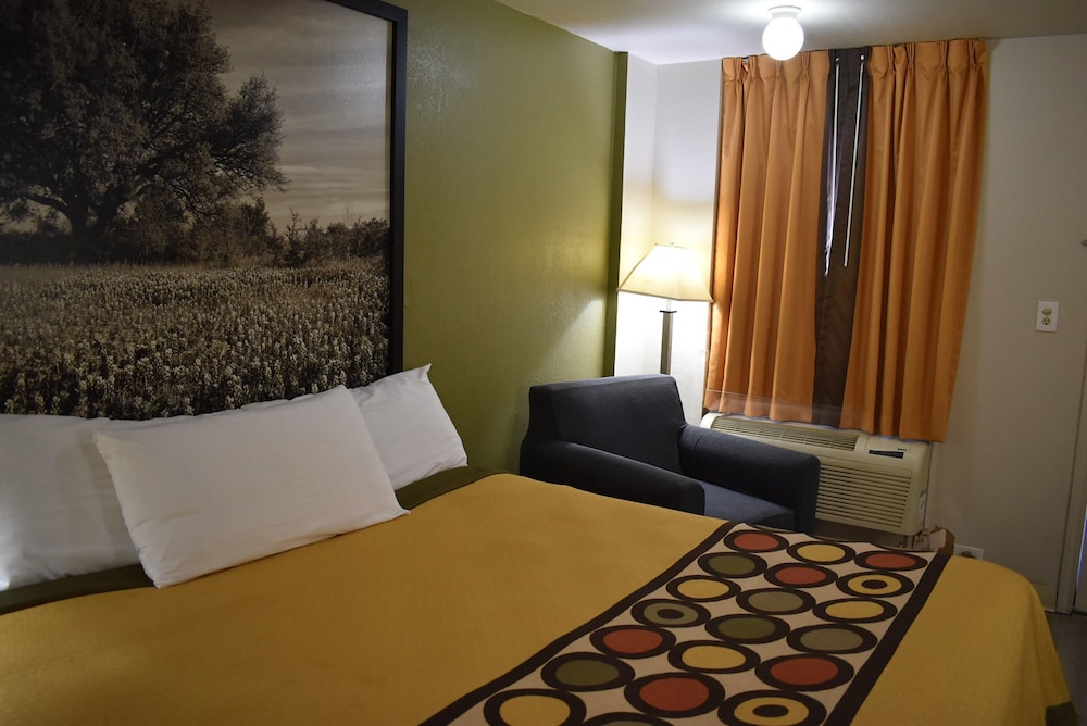 Super 8 by Wyndham Fredericksburg 26/51