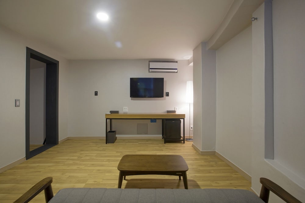 El Hotel 30/49