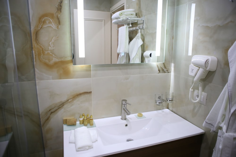 Hotel Colombo Berat 49/50