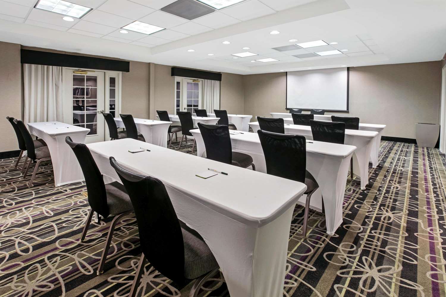 La Quinta Inn & Suites by Wyndham Dallas Arlington South 48/66