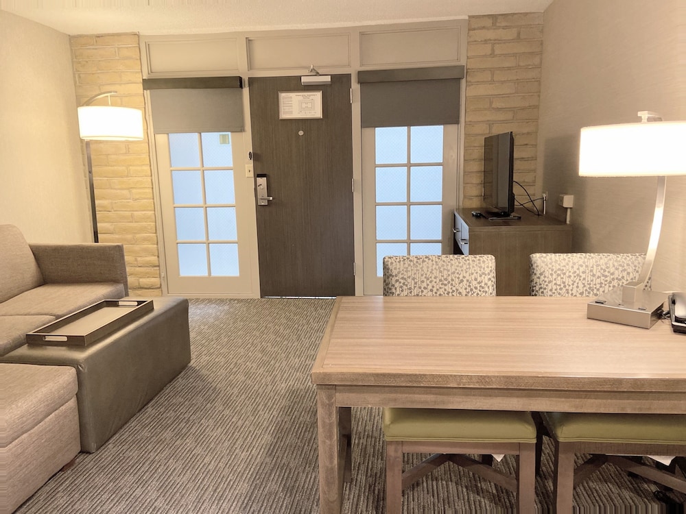 Embassy Suites by Hilton Chicago Schaumburg Woodfield 36/55