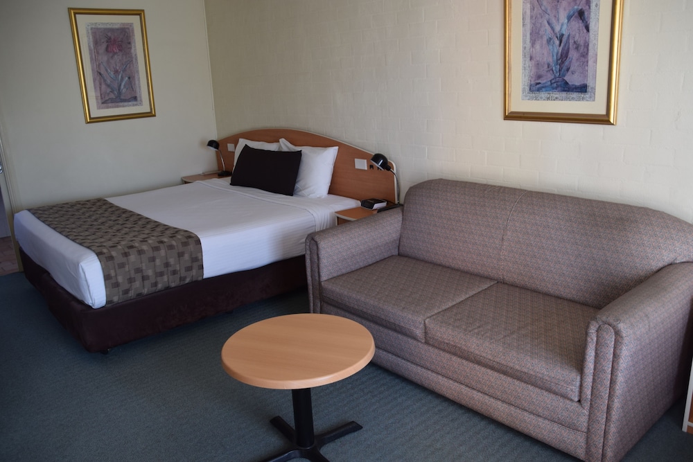 Coachmans Inn Motel 20/34
