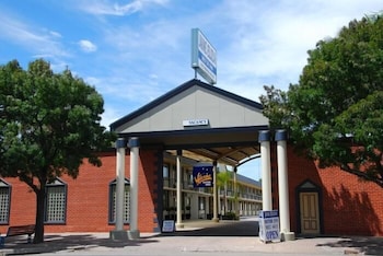 JANE ELIZA MOTOR INN 18/20