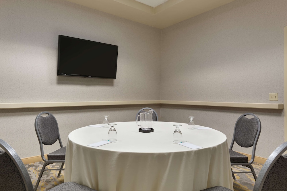Embassy Suites by Hilton Newark Wilmington South 47/50