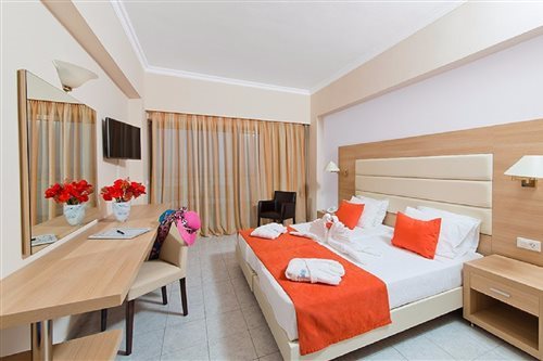 Room, Double or Twin Bed, Partial Sea View