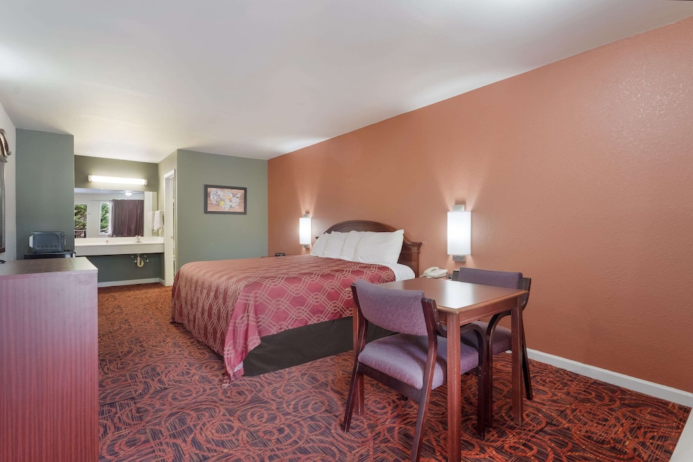 Econo Lodge Thomaston 24/35