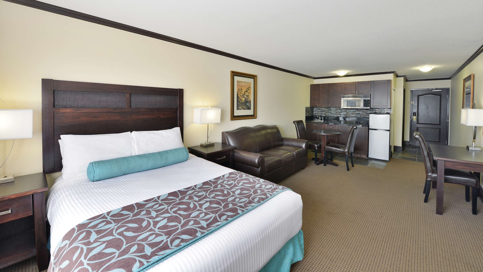 Suite, Queen Bed, Sofa, Kitchen