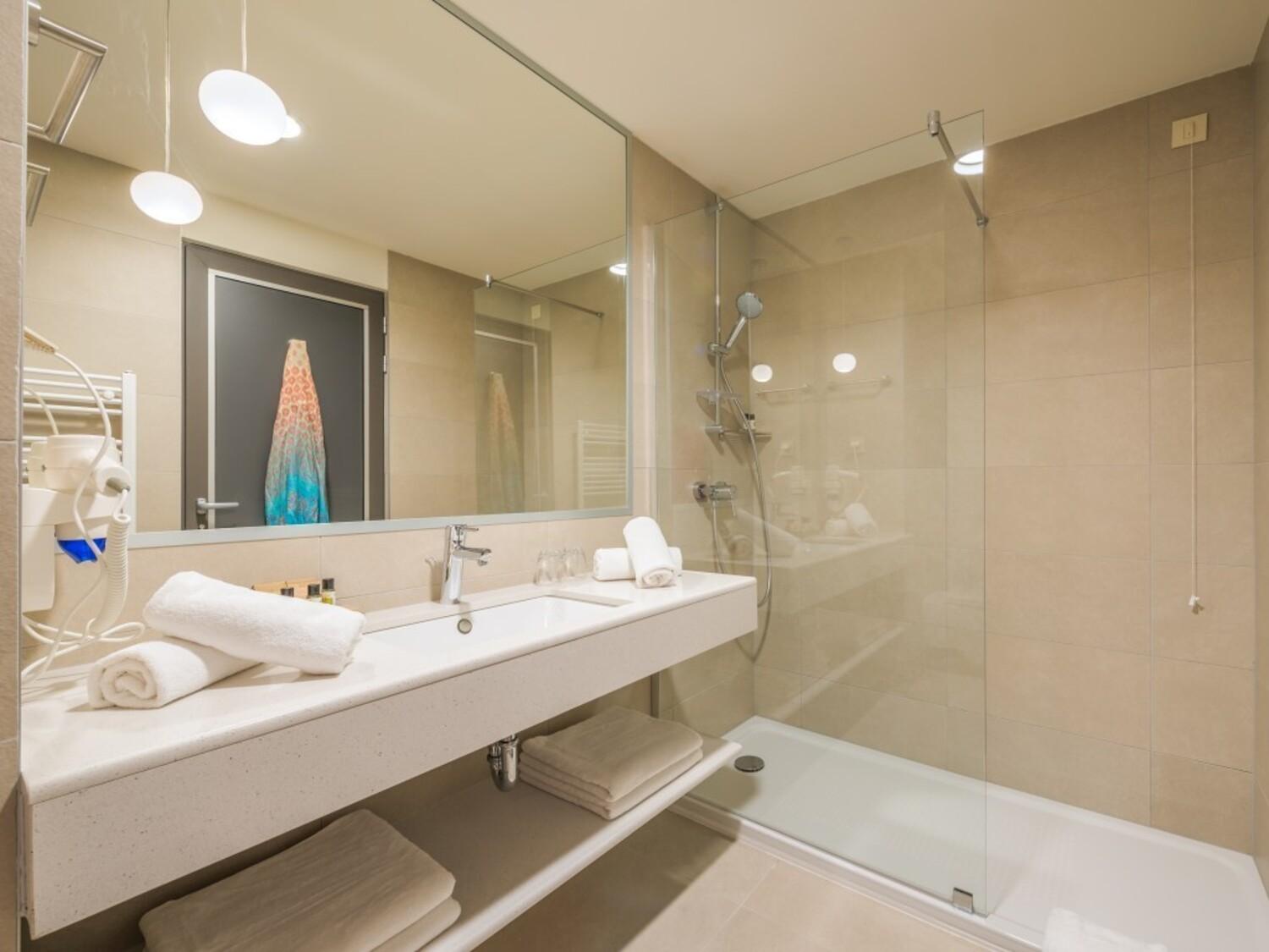 جناح جونيور بشرفة، Hotel Nestos 2/2