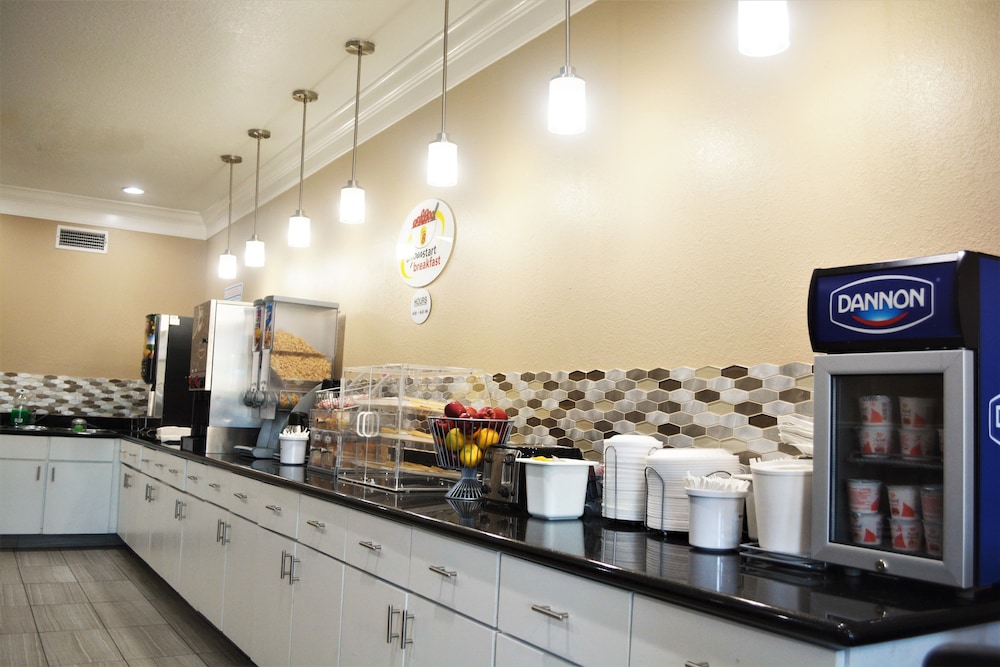 Super 8 by Wyndham Galveston 30/37