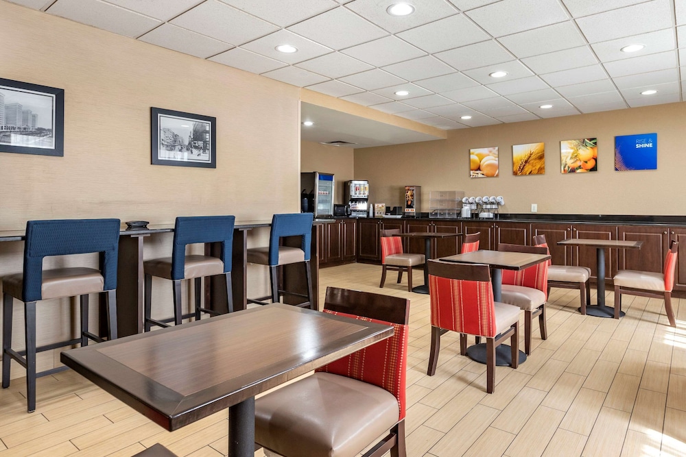 Comfort Inn Warren - Detroit North 20/28
