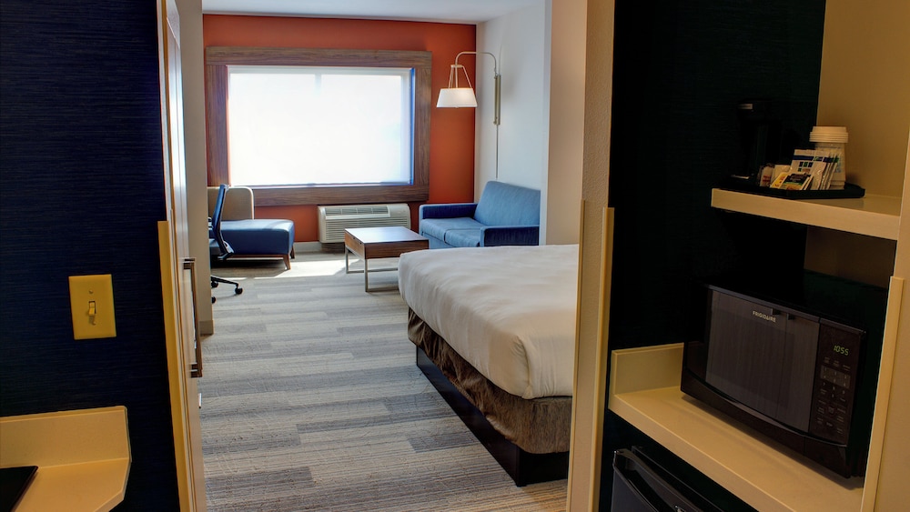 جناح أساسي بسرير كينج لذوي الإعاقة، Holiday Inn Express And Suites Spencer 3/4