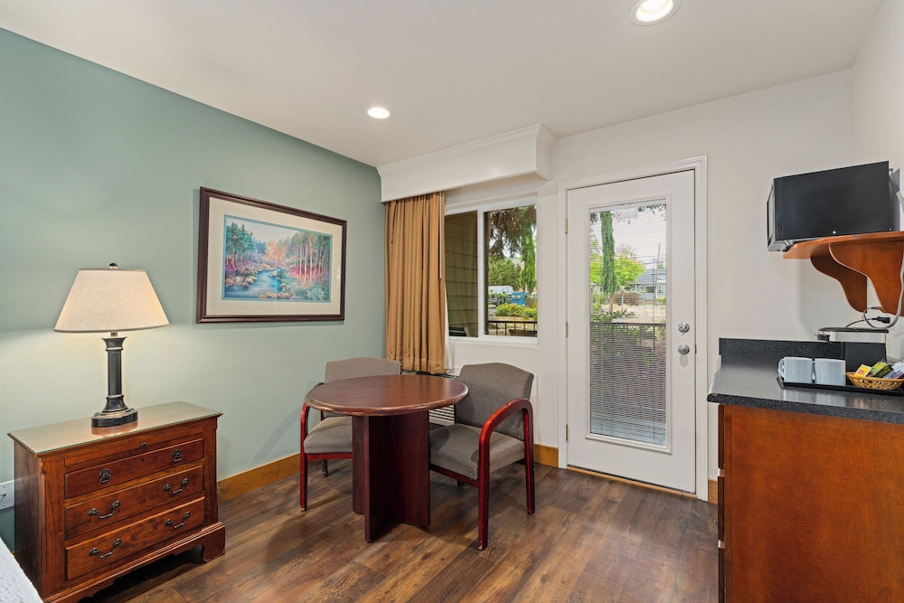 Redwood Hyperion Suites 53/65