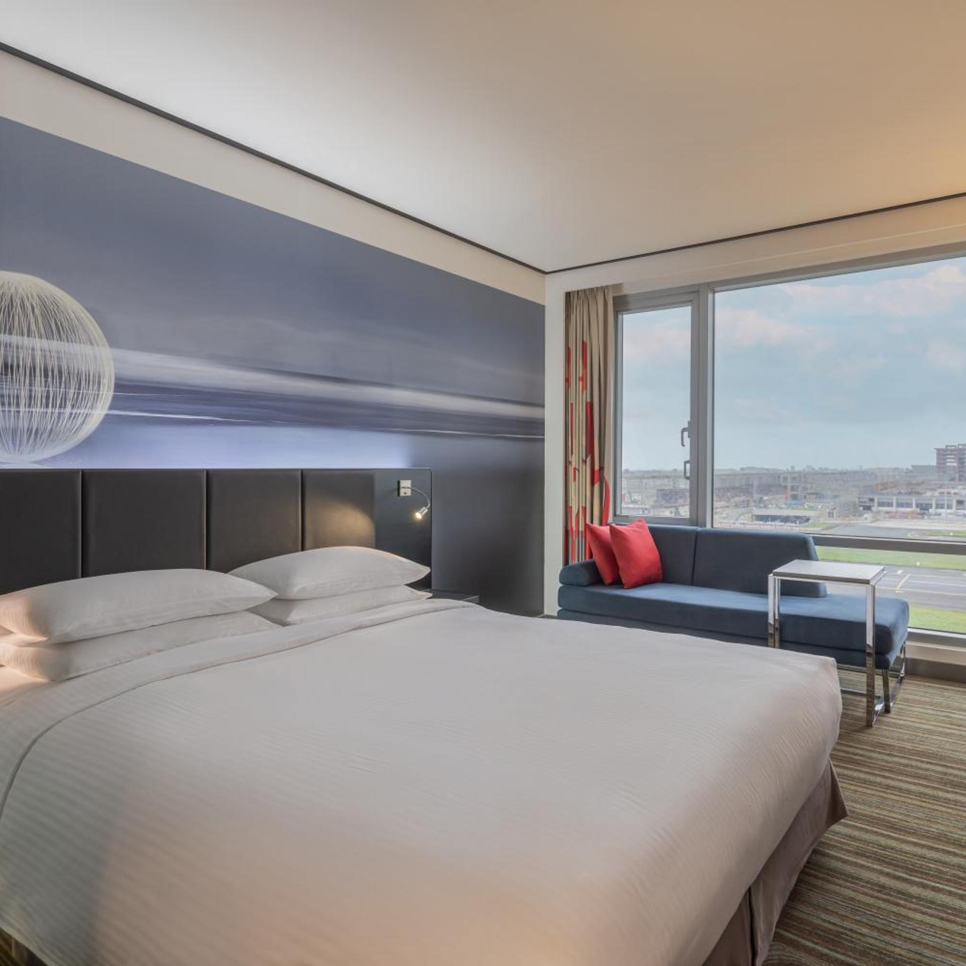 Deluxe, King Bed, Airport View