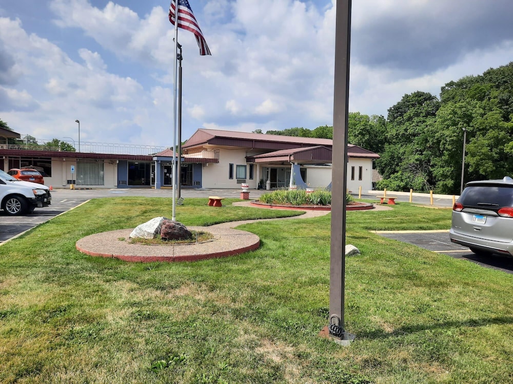 Americas Best Value Inn Moline 38/41